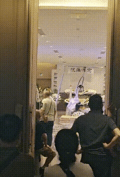 老人的丧事，别人的喜事，这说的就是喜丧吧。你看，在老人灵前搞得这美女表演，活脱脱