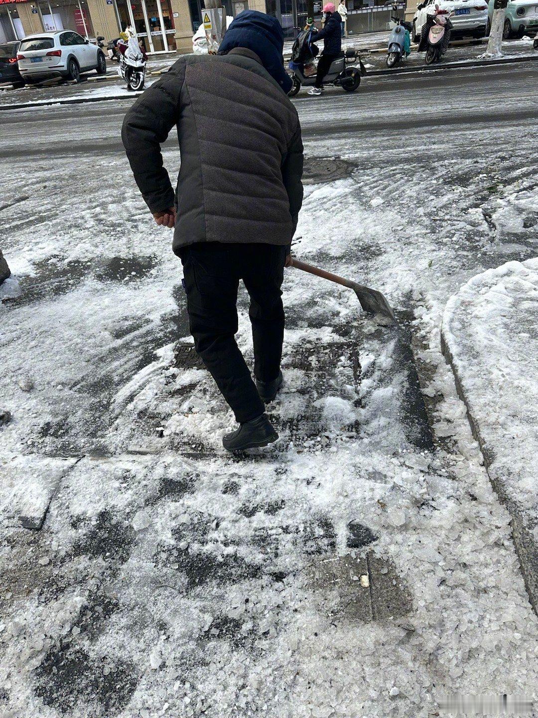 早起，和邻居大哥一起在楼下和小区出口铲冰雪。大哥有把拌水泥的铁锨，我有把钓鱼开山