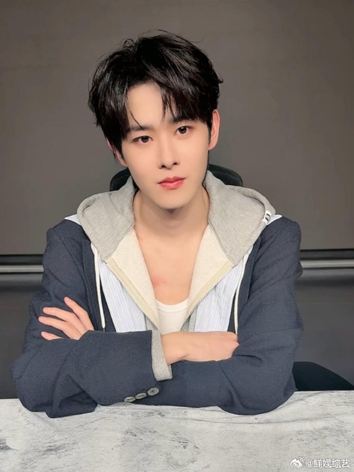 田嘉瑞疑似胸口过敏田嘉瑞一直抓挠胸口部位，皮肤都红了，大概率是过敏引起的不适。田