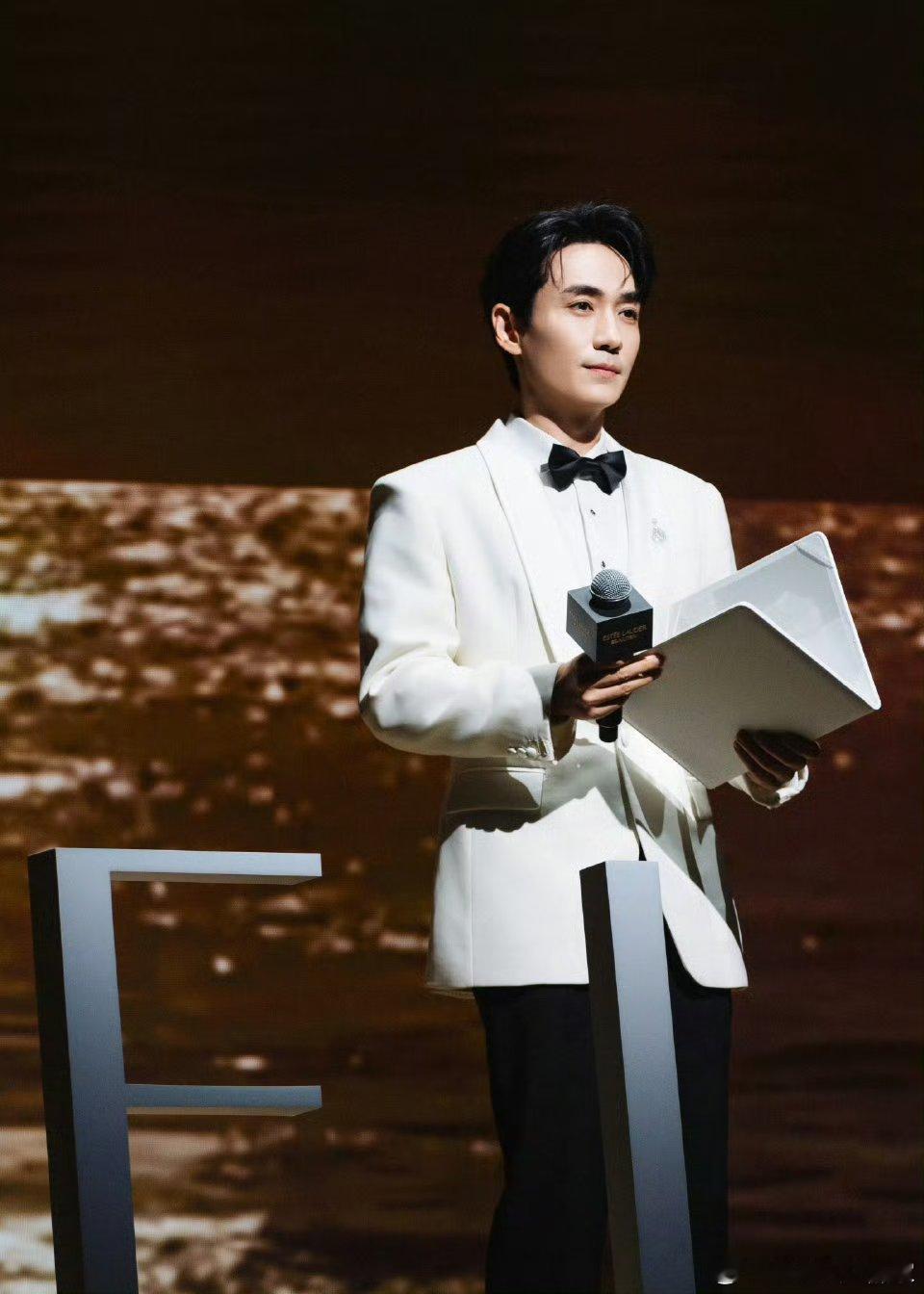 朱一龙白马王子既视感，简直是白西装帅哥闯入心跳