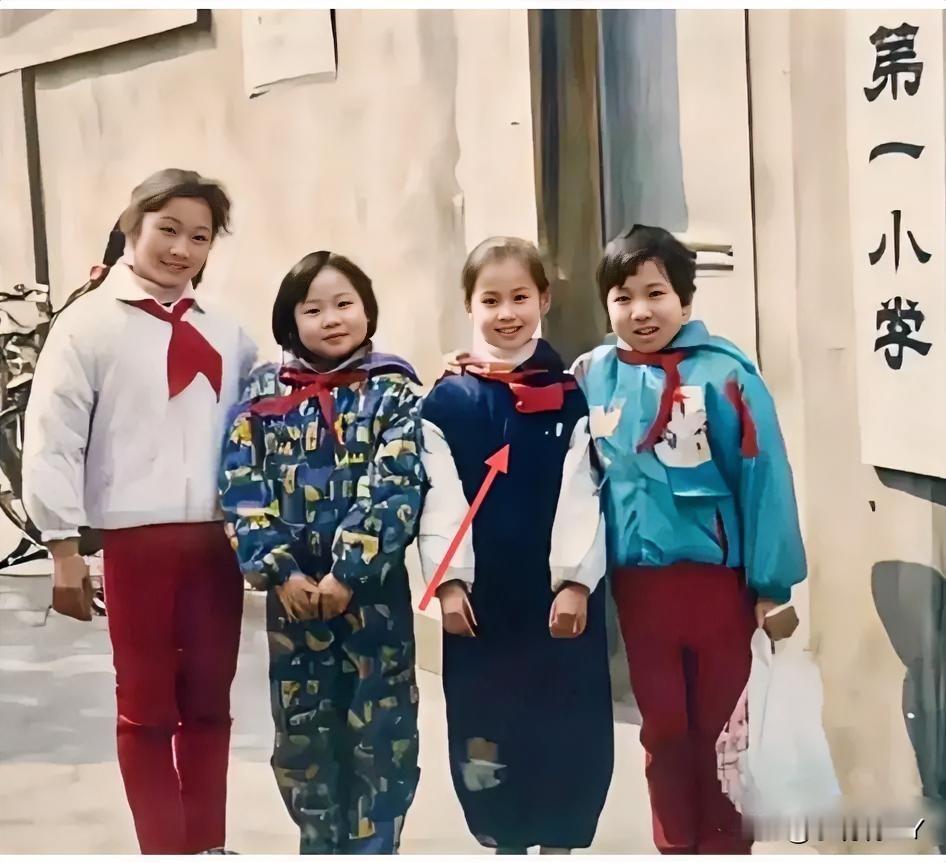 这是上世纪90年代初，小女孩和她的三位小学同学的合影，当年笑容甜美的她，如今已是