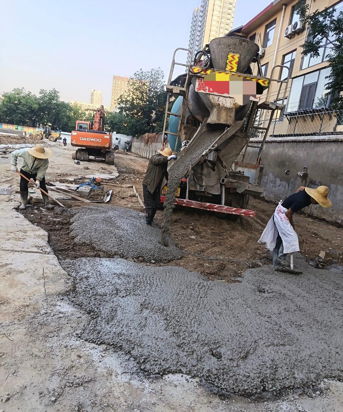 吃不了学习的苦，真的就要吃生活的苦。
看到工地这一家三口，心里特别不是滋味。
一