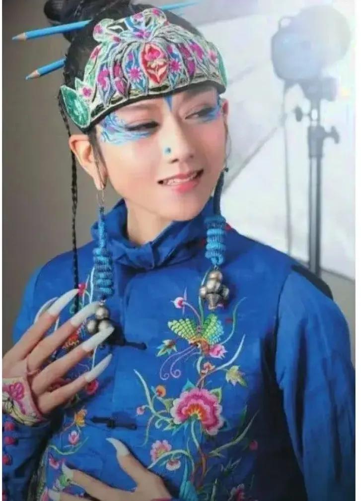 “孔雀公主”杨丽萍新编的孔雀舞，被观众吐槽模仿孔雀求偶，低俗不雅。
杨丽萍新编的