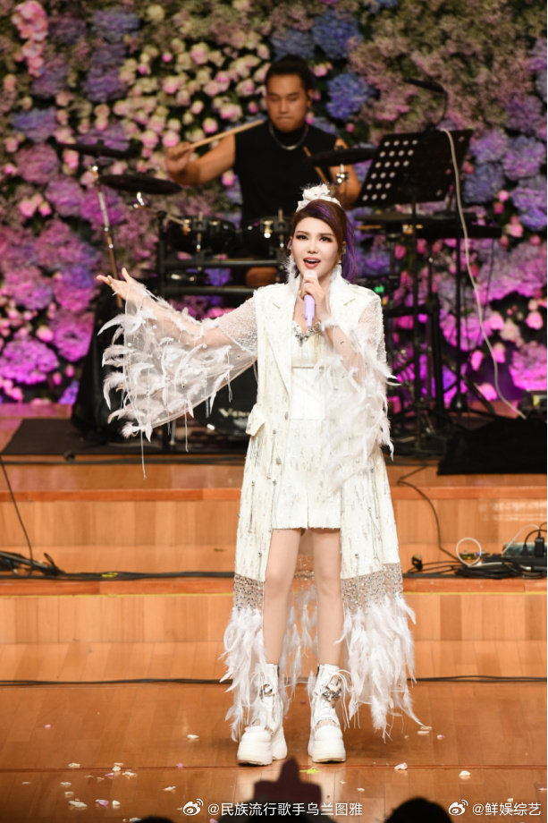 乌兰图雅饭撒买了一堆零食 乌兰图雅自带一大袋零食宠粉，笑容温暖，完全没有偶像包袱