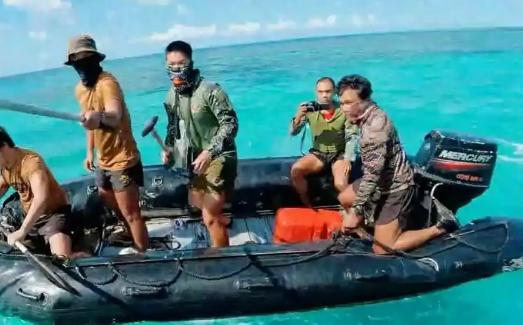 7.20号上午，菲律宾2艘橡皮艇冲向我海警船，用船浆打我海警人员，这么猛？
 