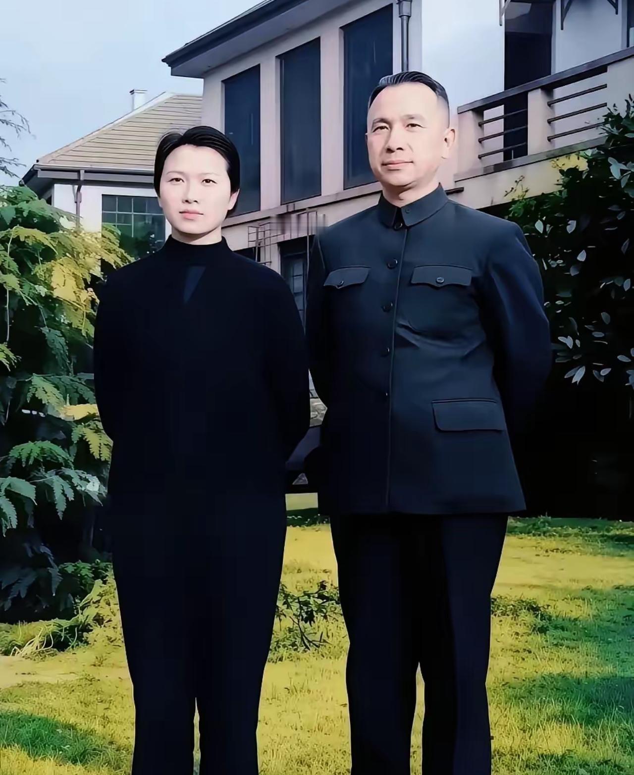 1952年粟裕大将与夫人楚青在青岛疗养期间拍摄的珍贵合影。

楚青身着黑色高领正