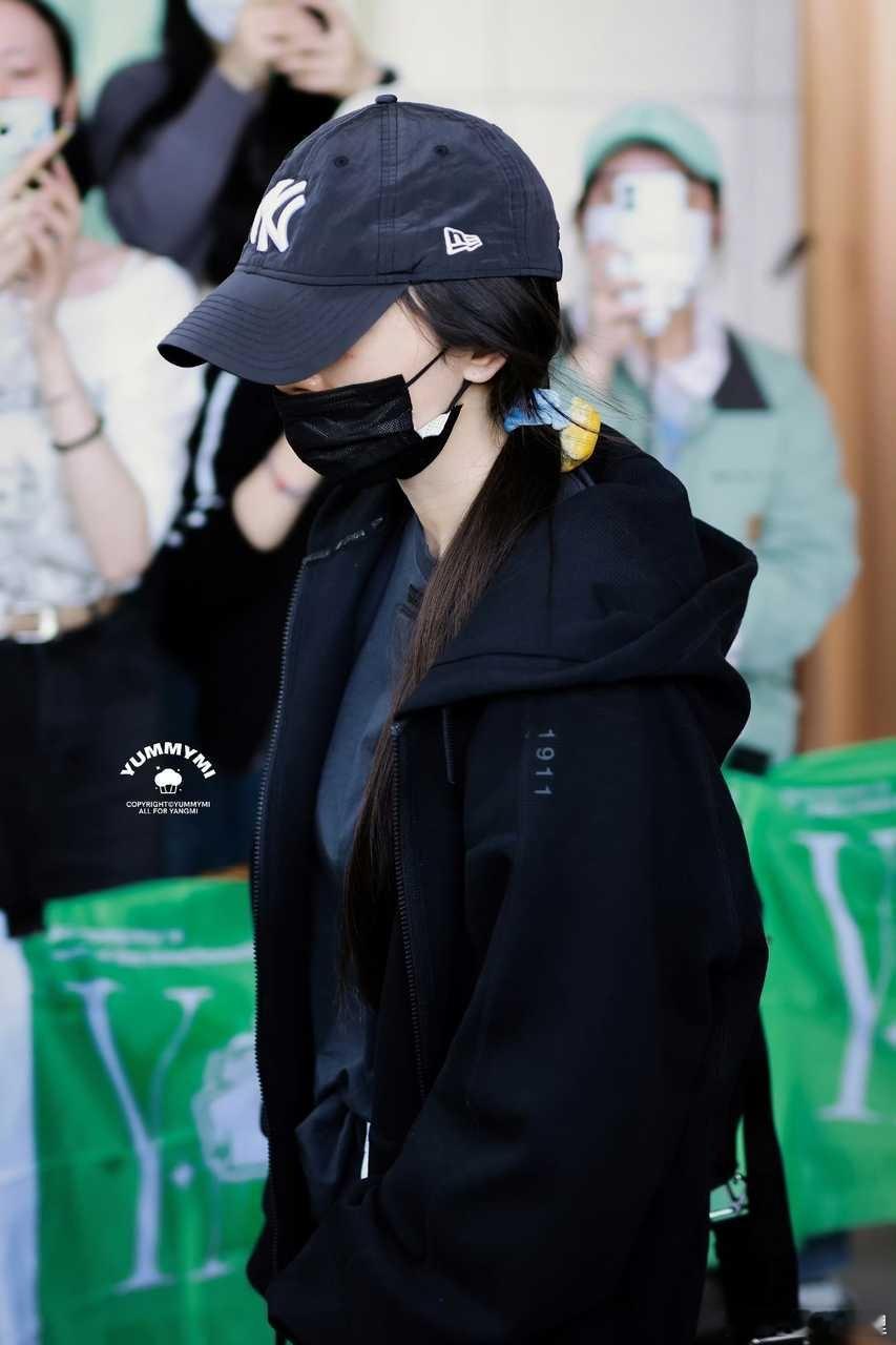 杨幂脸上烫伤还没好应该没那么快过几天就消失了不影响杨幂的美貌 