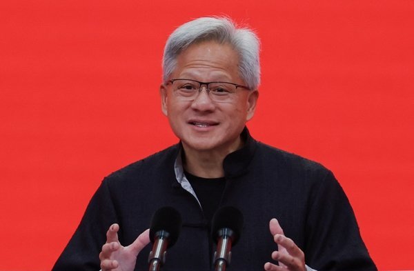 【“中国市场需求强劲，#英伟达向台积电追单30万块H20#”】据央视新闻消息，英