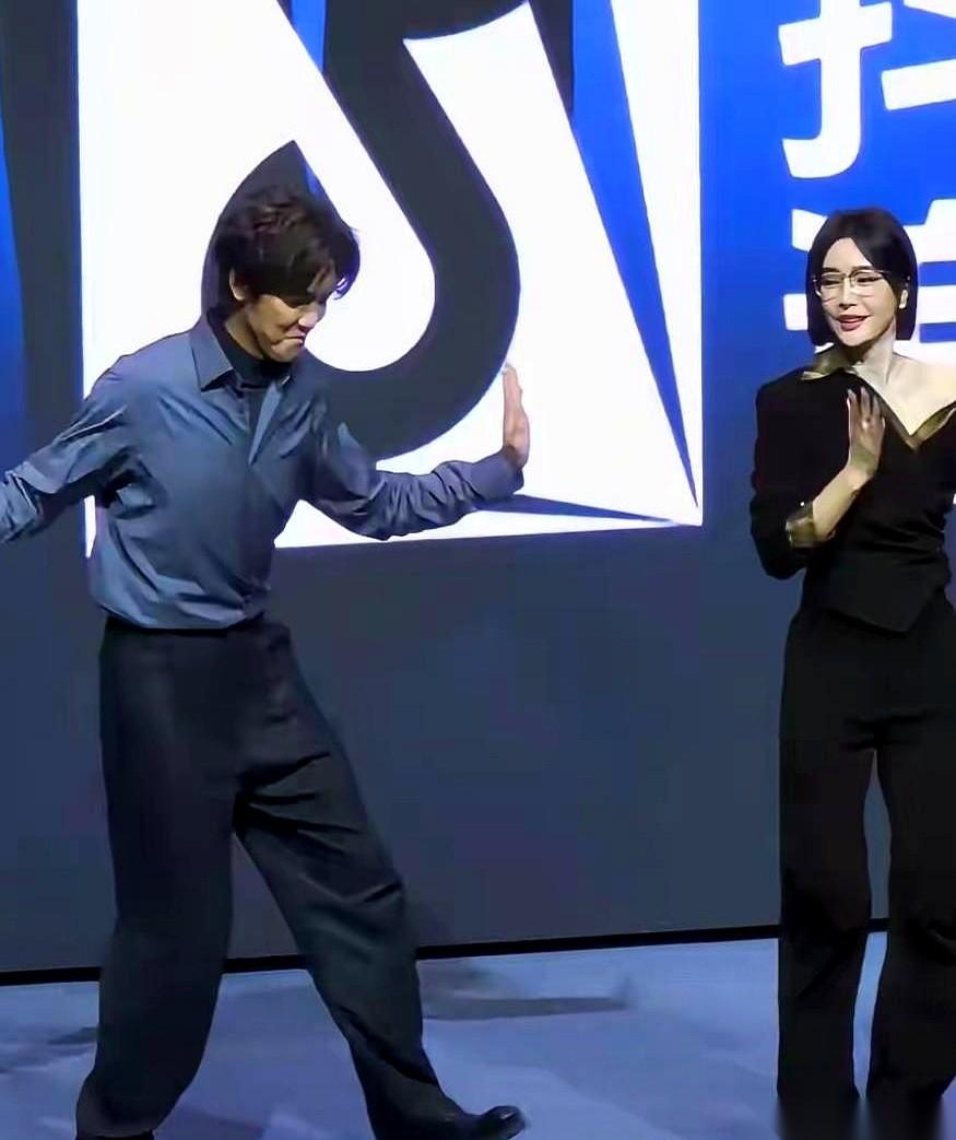 我求求了，放过秦岚吧。
也放过所有四十岁、五十岁，还想穿吊带、穿短裙、穿一切自己