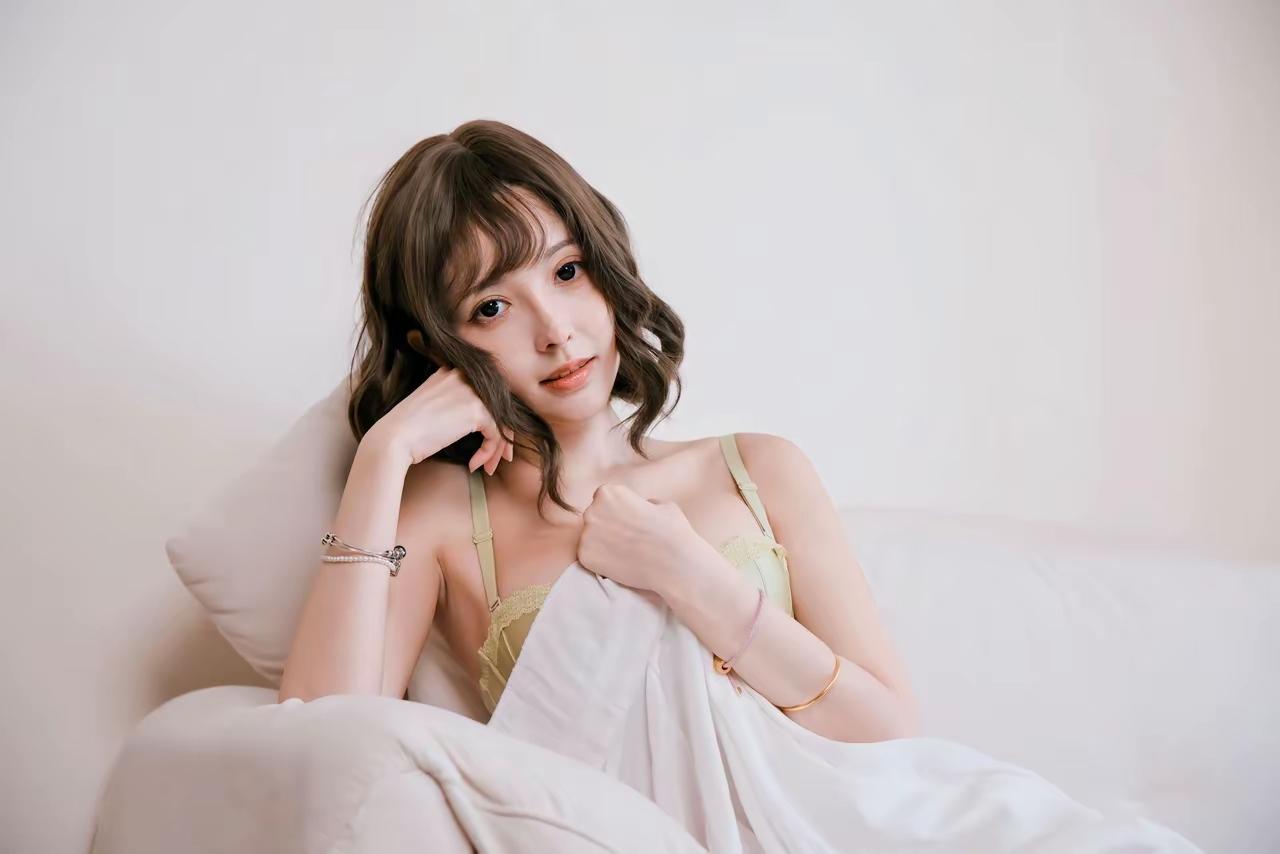 慵懒午后，浅笑倚靠，温柔时光气质穿搭丝巾添彩 分享你最喜欢的一张猫咪的照片 花裙