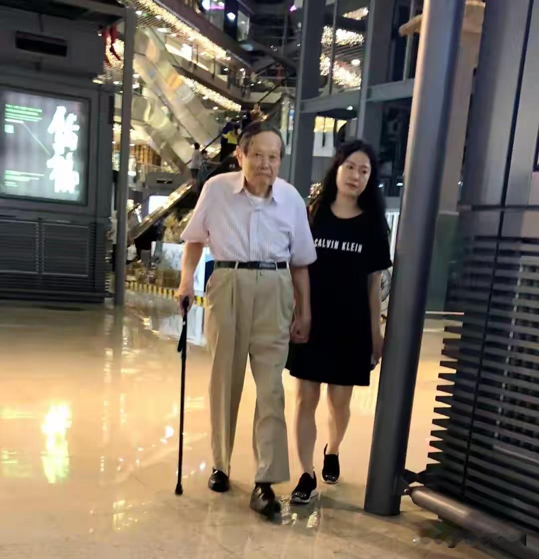 君生我未生，

我生君已老。

这句诗对于现在的翁帆来说，最贴切了。

因为同她