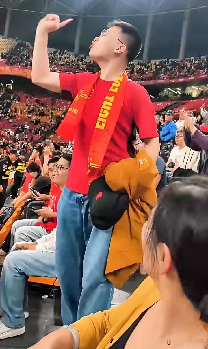 ”滚出国家队！
中国足球，永远不让他们进！
一分钟之内，滚出去，永远滚出去！
下