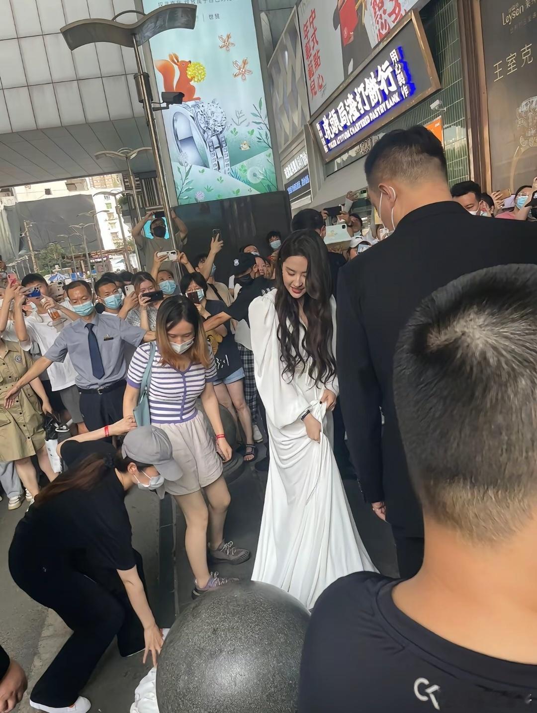 就这么随手一拍，刘亦菲这孩子就能美成这样！ ​​​