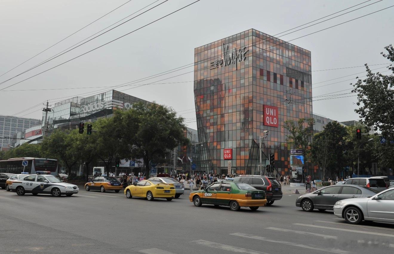 2011年北京三里屯街景15年前的北京路上都跑着哪些车？伊兰特警车伊兰特出租车爱