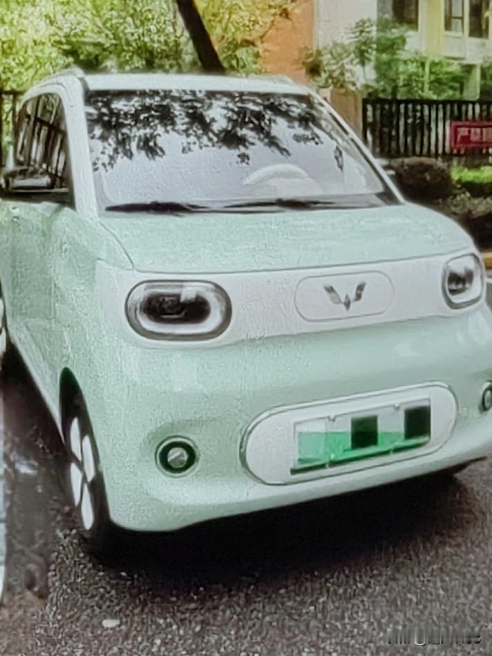 五菱宏光MINIEV，它可是专门为我们女士制作的女士款。车型多样多款，价格也从3