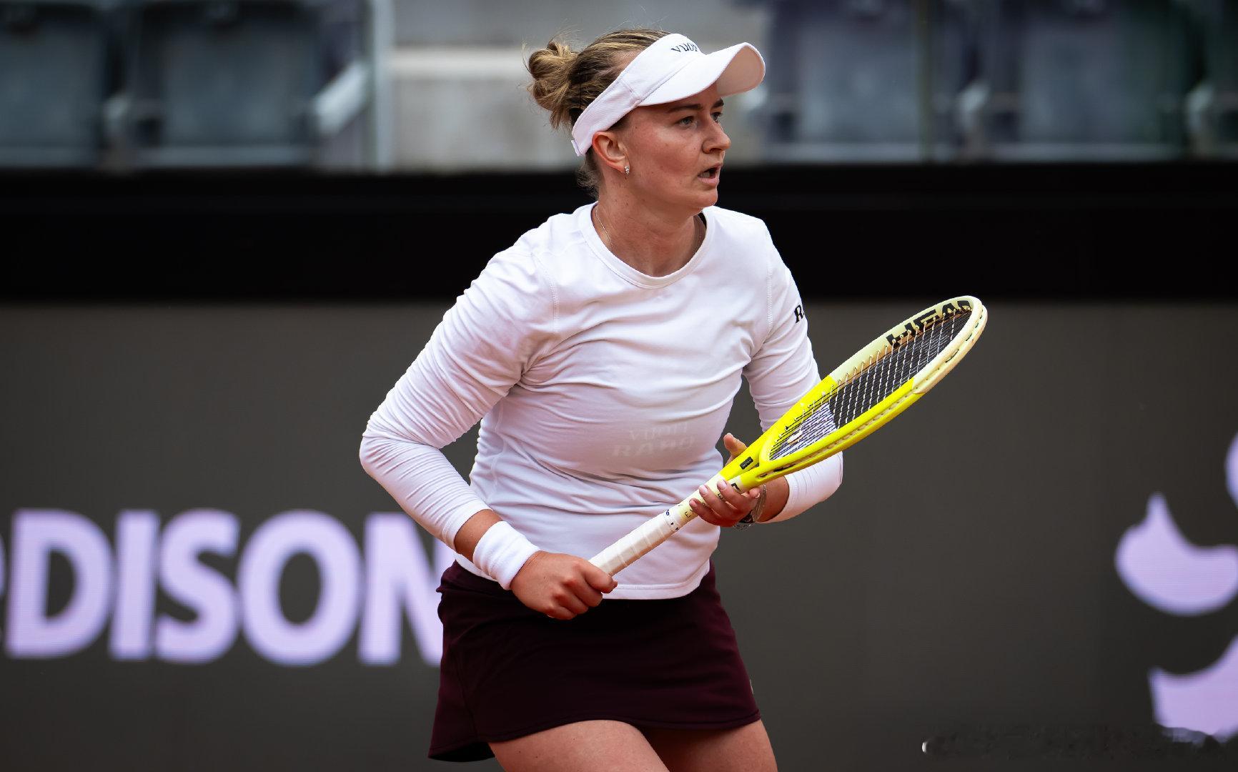 克雷吉茨科娃伤愈复出首战告捷WTA1000罗马站首轮，伤愈回归赛场的克雷吉茨科娃