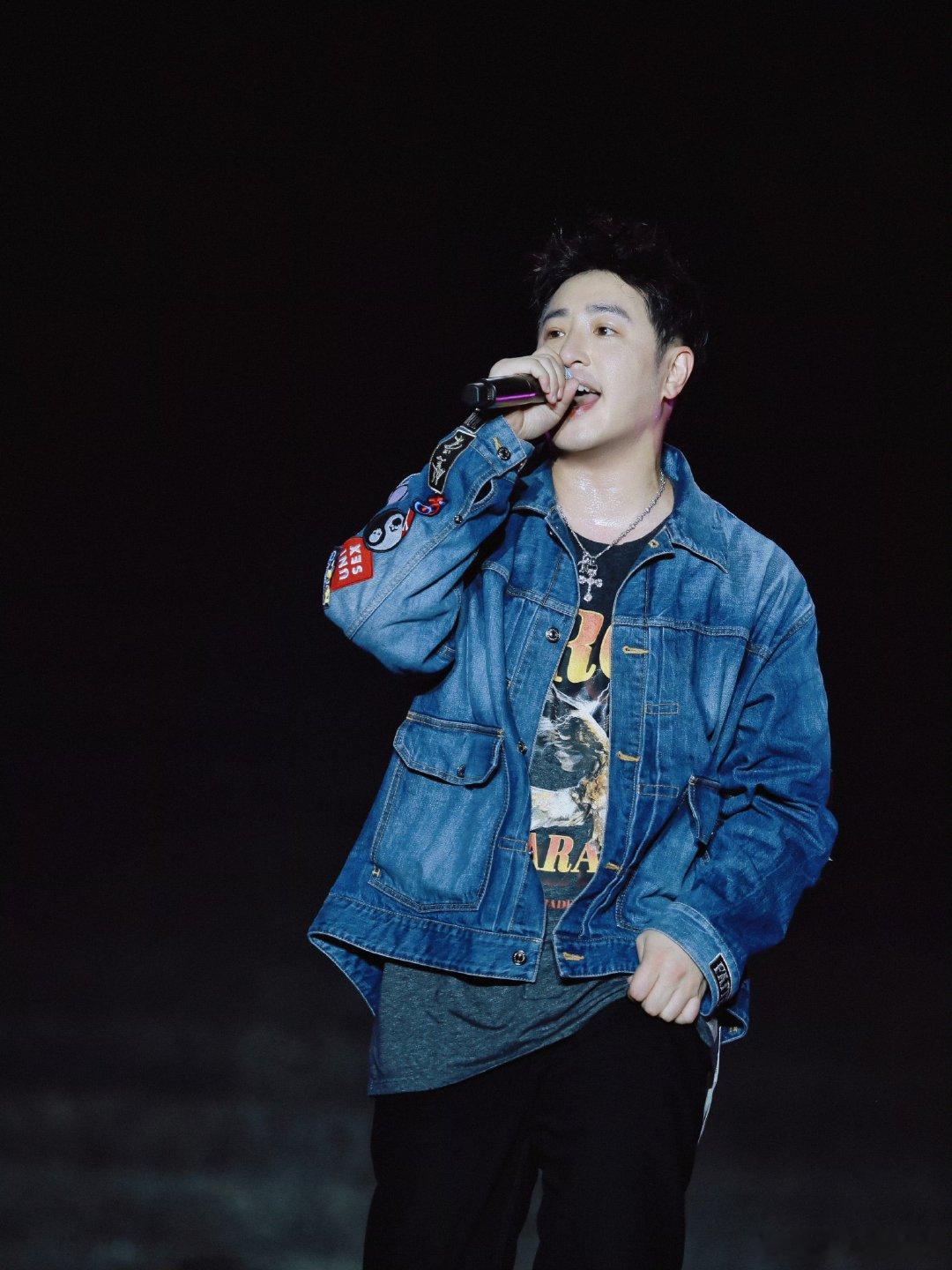 潘玮柏演唱会11路纯人工花车万万没想到人工花车这么用心！一路跟着律动摇摆，整场演