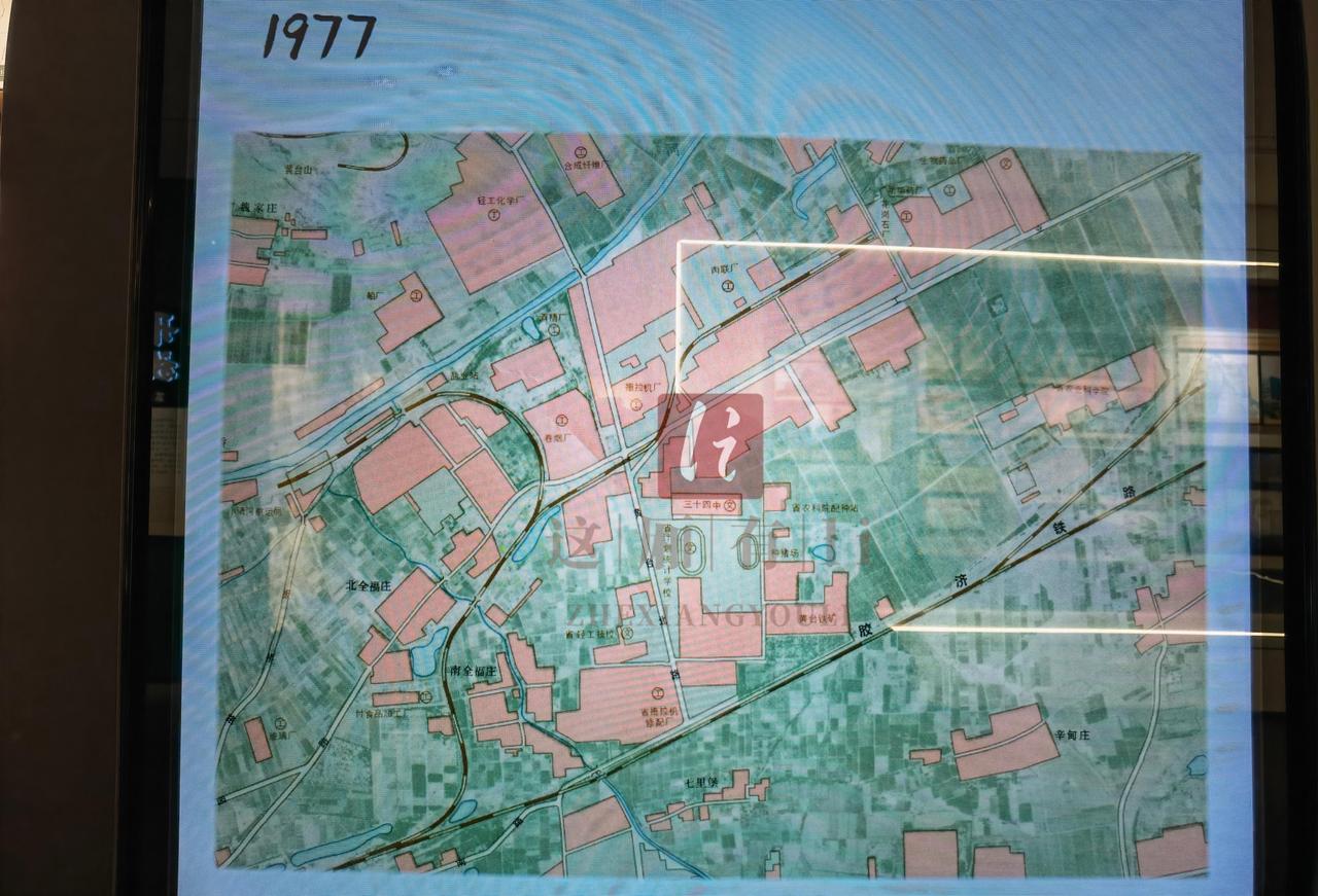 1977年地图上还有标注，1982年就已消失，这五年间，这段铁路到底发生了什么？