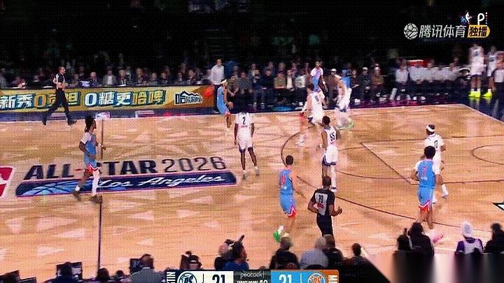 杨瀚森这场新秀赛，有个球必须单拎出来说。
当时双方比分正僵着，一个快攻反击的机会