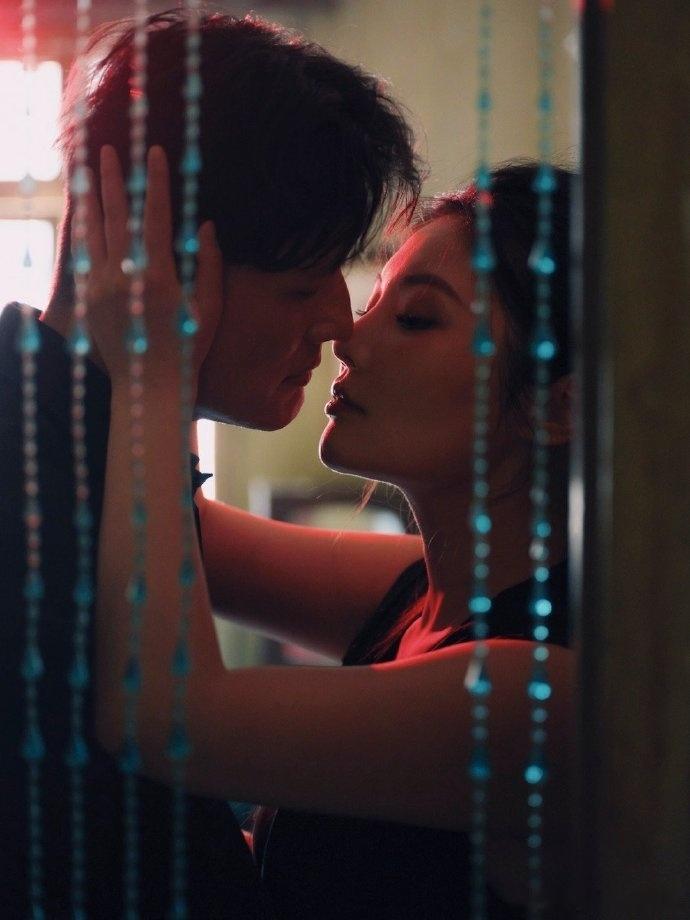 徐冬冬把尹子维气委屈了尹子维因为耳机礼物被忘委屈巴巴，扬言哄不好，结果一个鸡腿就