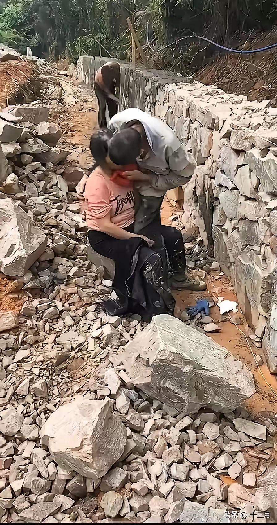 烈日下，妻子晕倒在砂浆桶旁：这对老夫妻的“不要命”，撕开了多少成年人的遮羞布？