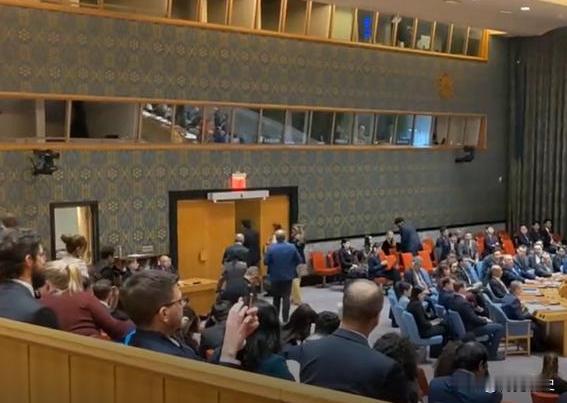 内塔尼亚胡在联大变成“过街老鼠”，发言的时候有人离席，有人敲桌子喝倒彩。万般无奈
