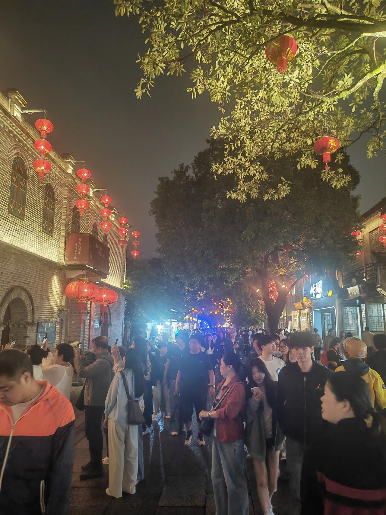 晚上七点半，周六晚上的三坊七巷，虽然傍晚下点小雨，春雨润过的古街巷，更有一份韵味