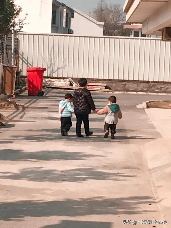 教育反思录（1159）

家长们

切记切记

千万不要

在自家孩子跟前

提
