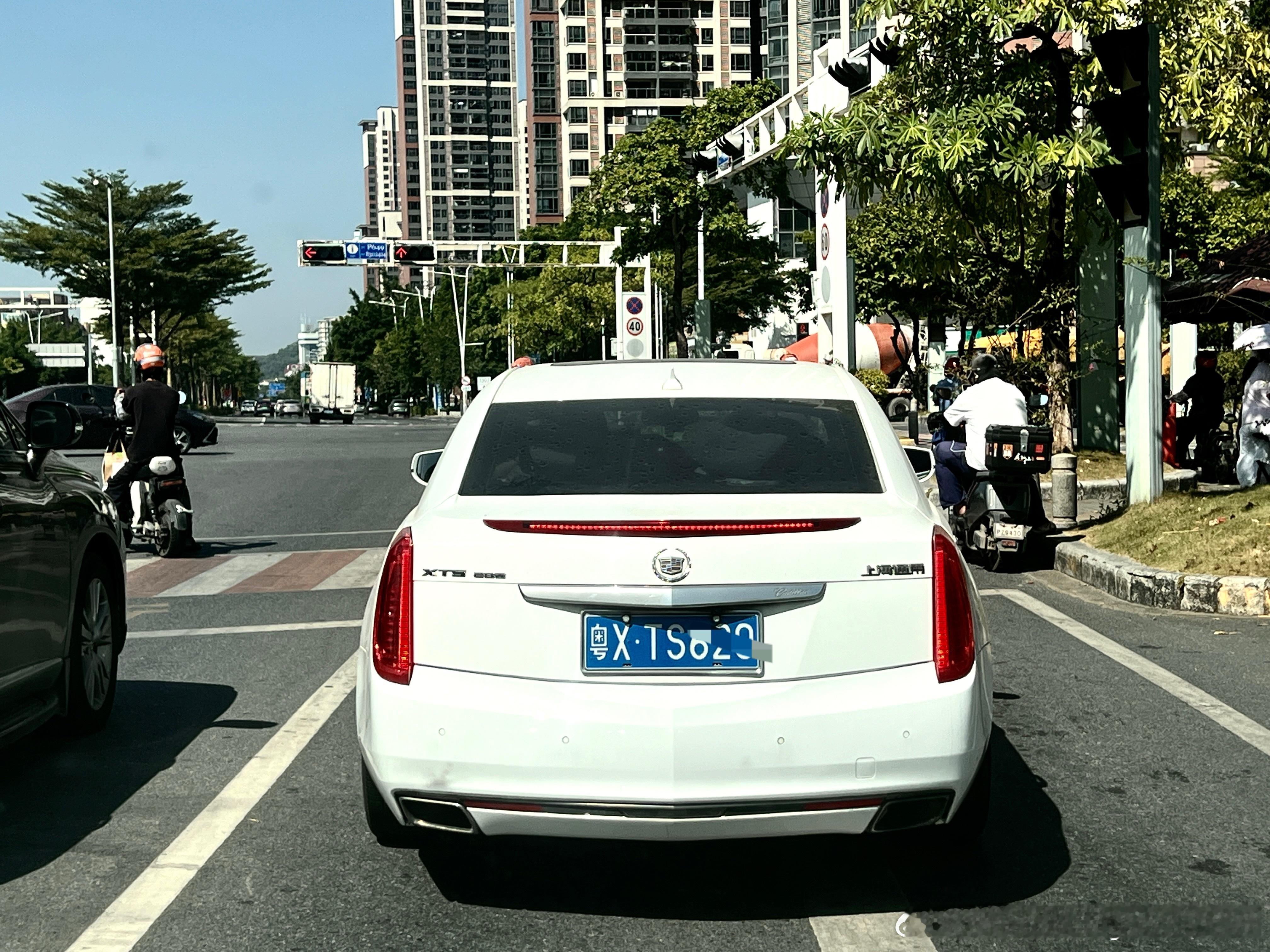 我发现凯迪拉克真的很多铁粉，这款XTS当年也是当打的车，然后车主也是真喜欢，车牌