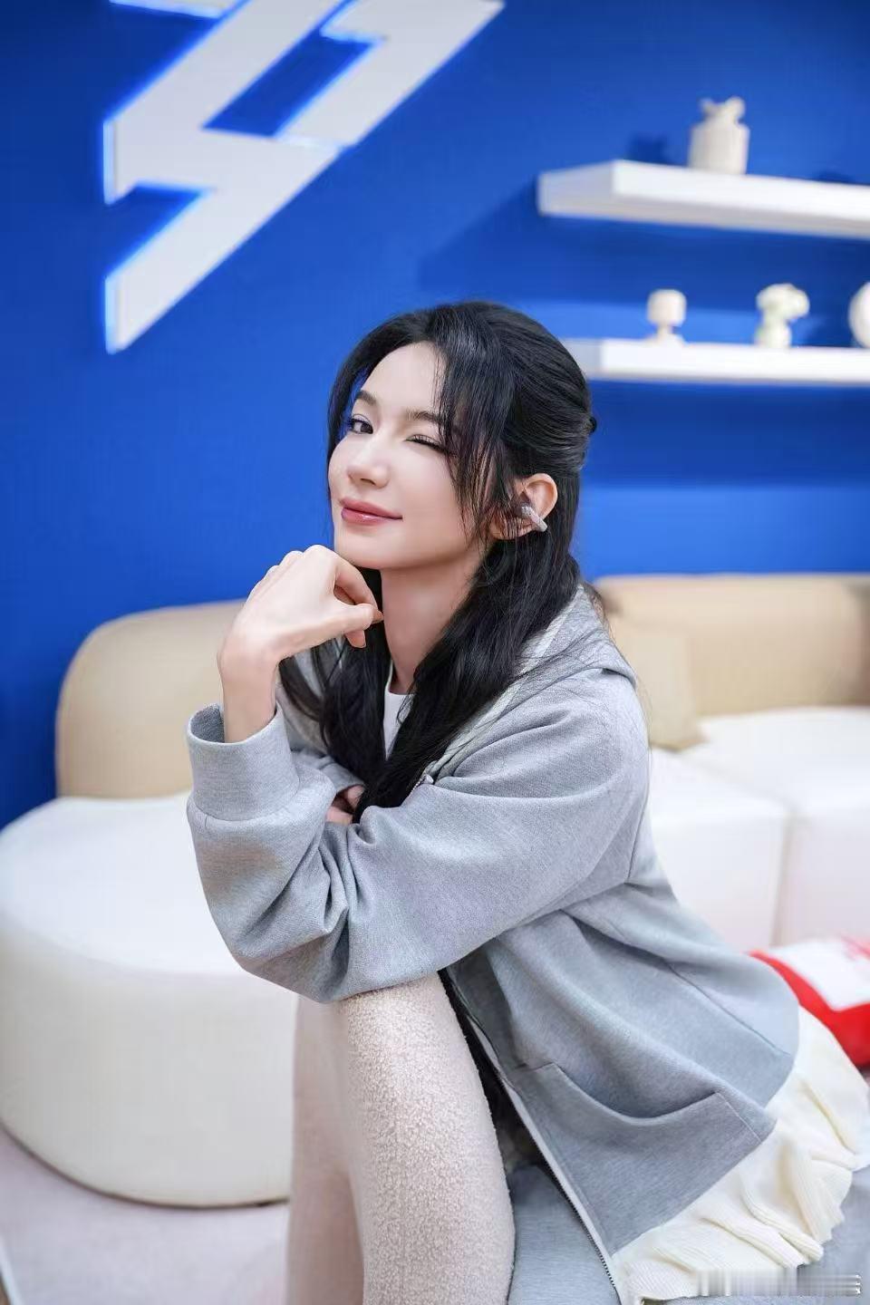 代斯玩游戏直接抱走陈瑶乘风2026猝不及防的甜蜜画面，代斯随手抱走陈瑶，这反差也