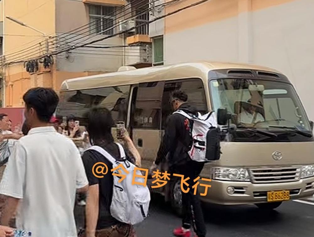 广东队的大巴，门一关就走了，胡明轩、崔永熙压根没上，G1赛前这一幕，你看懂了吗？