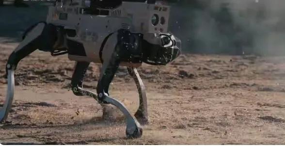 中国新型武器“机器狼”首度亮相震惊世界，搭载两栖突击车抢滩登陆让各国见证中国无人