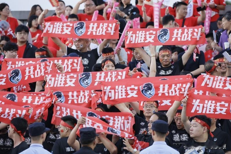 看到无锡队点球惨遭淘汰，球迷眼含热泪的画面，心里真不是滋味。想象着当时的场景，球