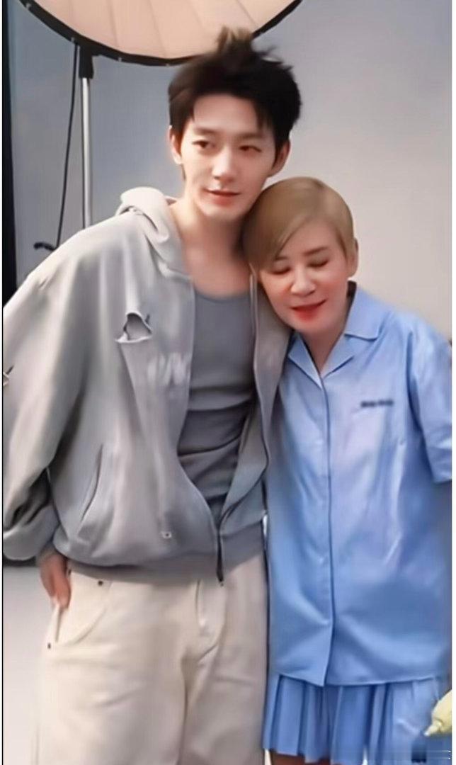 邓为找吴君如用跑的花儿与少年邓为这段真的尽显素养！君如姐身体不舒服，他奔跑前去，