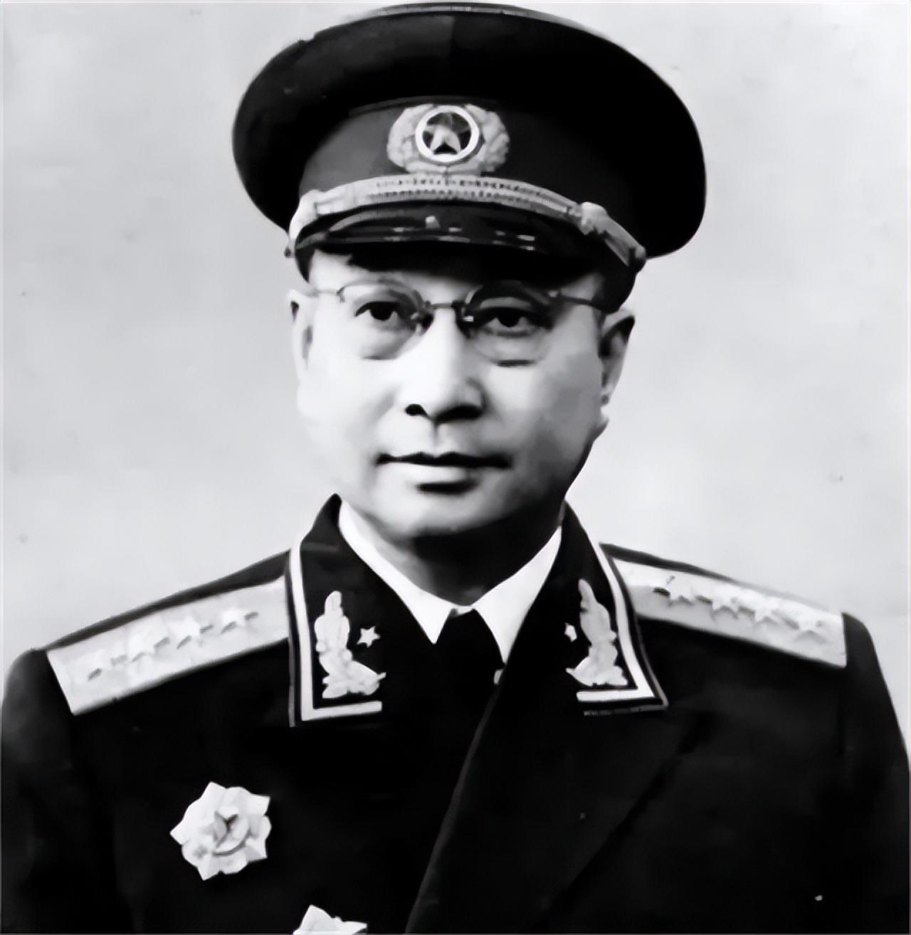 [微风]1955年大授衔时，毛主席见到陈赓，笑着问他：“怎么样，跟着我干可比老蒋