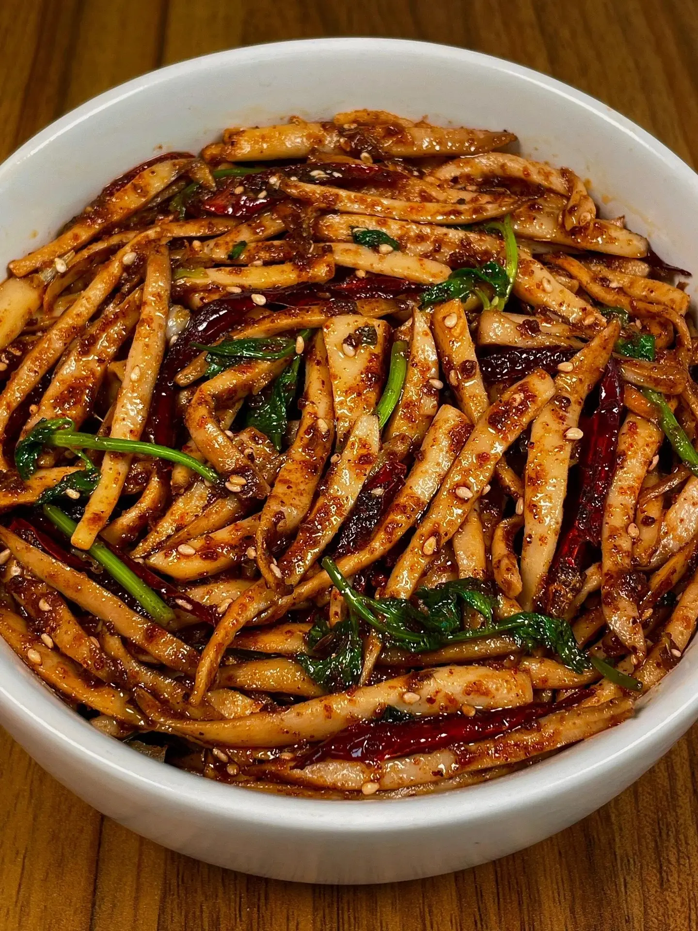 干煸杏鲍菇，你值得一试。我妈做的千煸杏鲍菇真的巨好吃
香辣下饭，越吃越香，一出锅就炫不停館館
做法简单，一定要去试试！嘎嘎香！！
食材：杏鲍菇＋葱蒜十干辣椒十香菜
做法：如图所示
赶快去试试吧