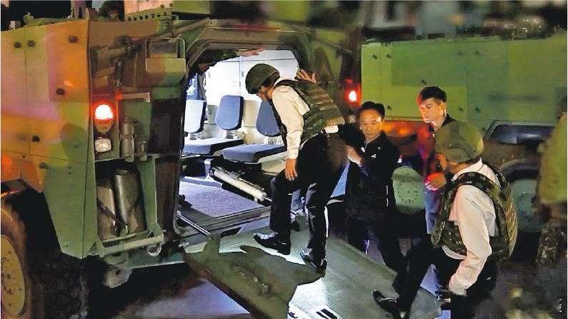 ：把所謂坦克戰車都開到人民生活的市場、公園，當成「讓大家更安全」的宣傳——這背後