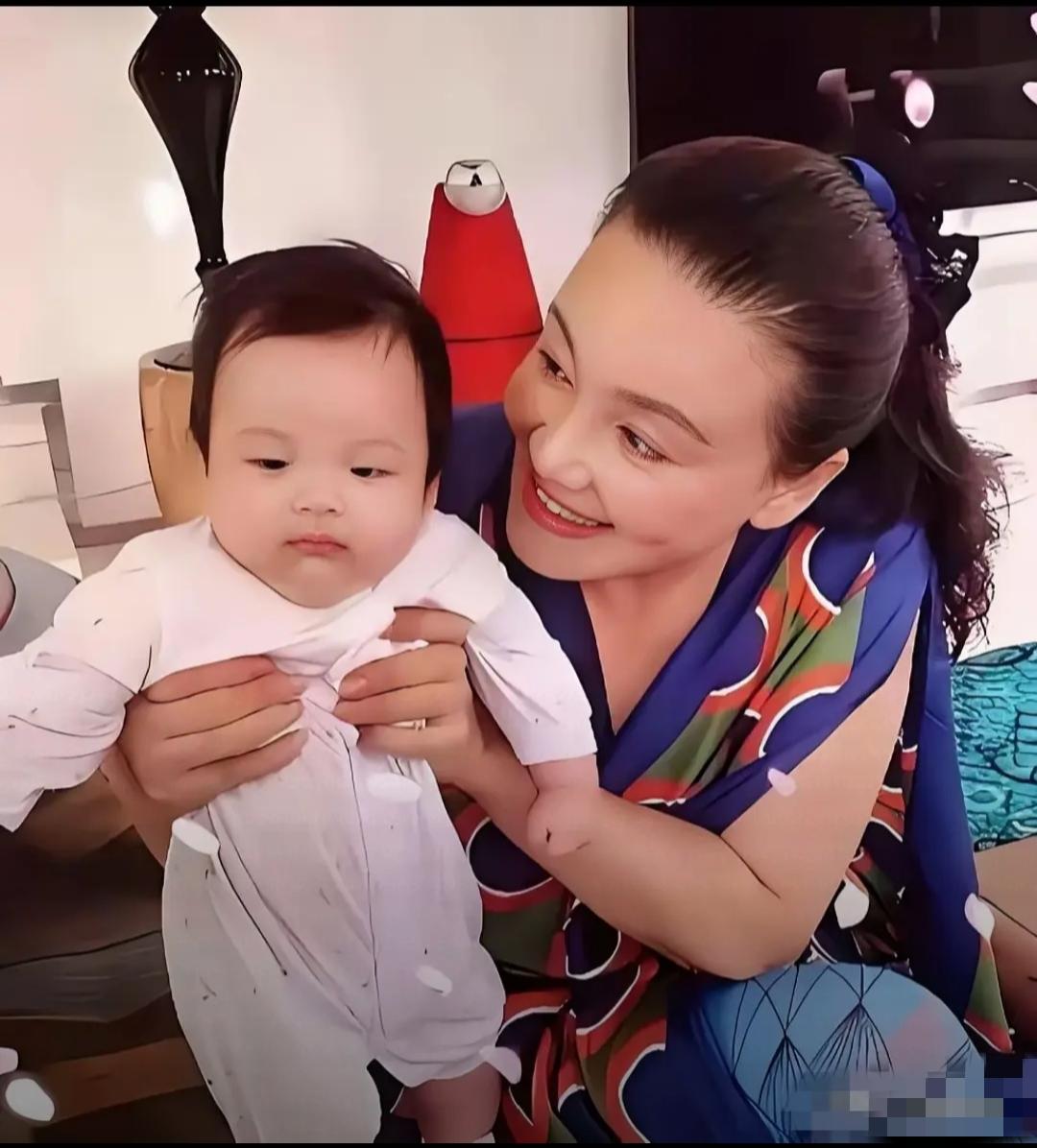 大家快看，张兰抱着的是小七宝还是小霖霖？