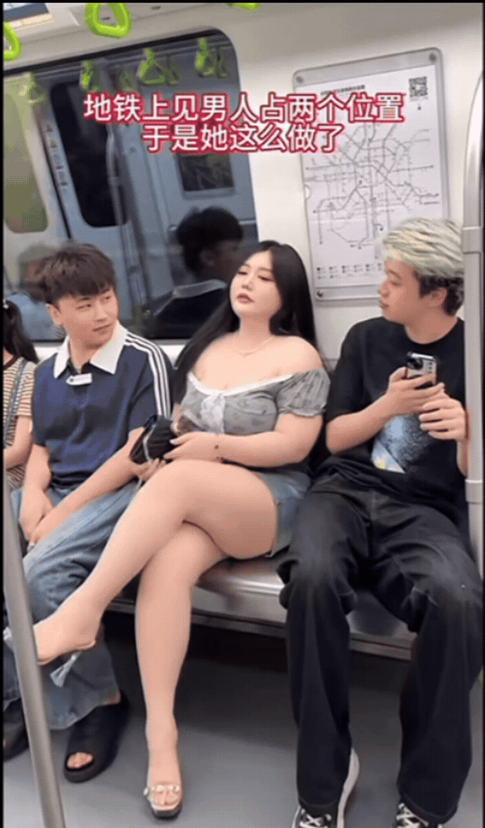 地铁上被人霸占位置，看看这位小姐姐是如何做的！