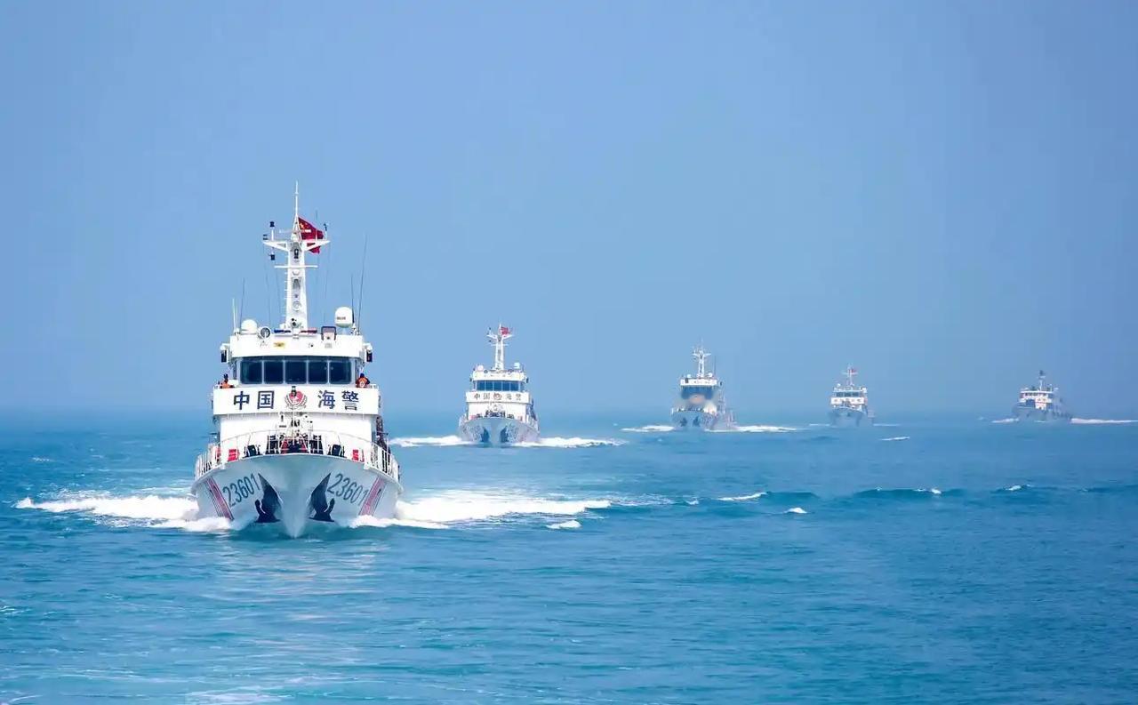 *菲律宾对黄岩岛划设"领海基线"，美军派出航母逼中方服软，北京果断出动大批舰机！