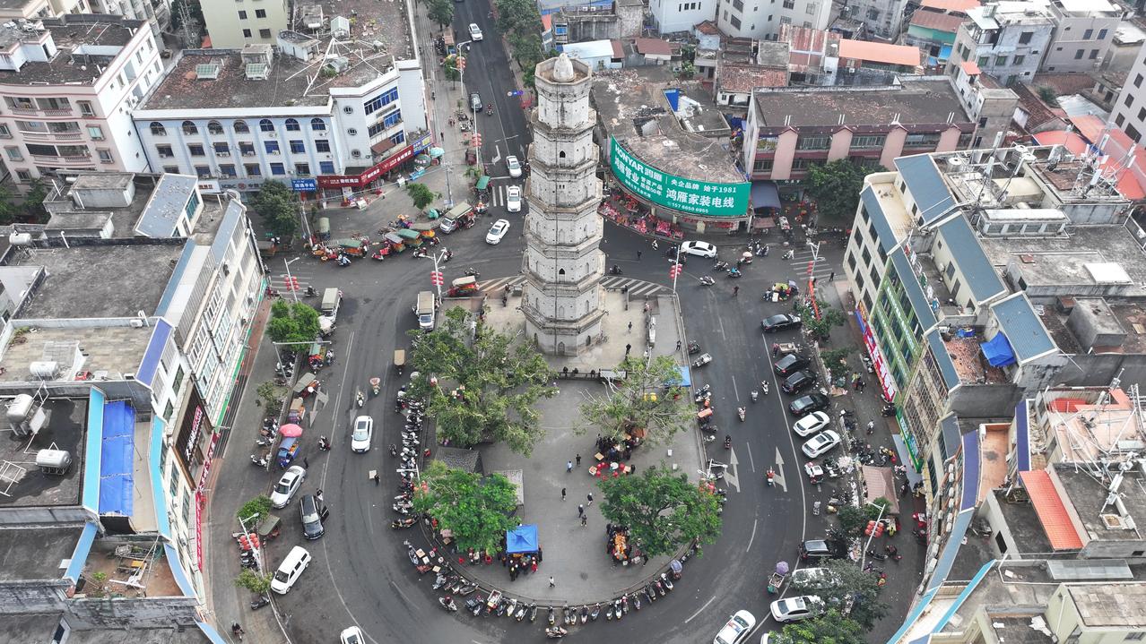 广东徐闻县是我国大陆纬度最低的县，该县有一处著名的建筑就是登云塔。
徐闻登云塔位