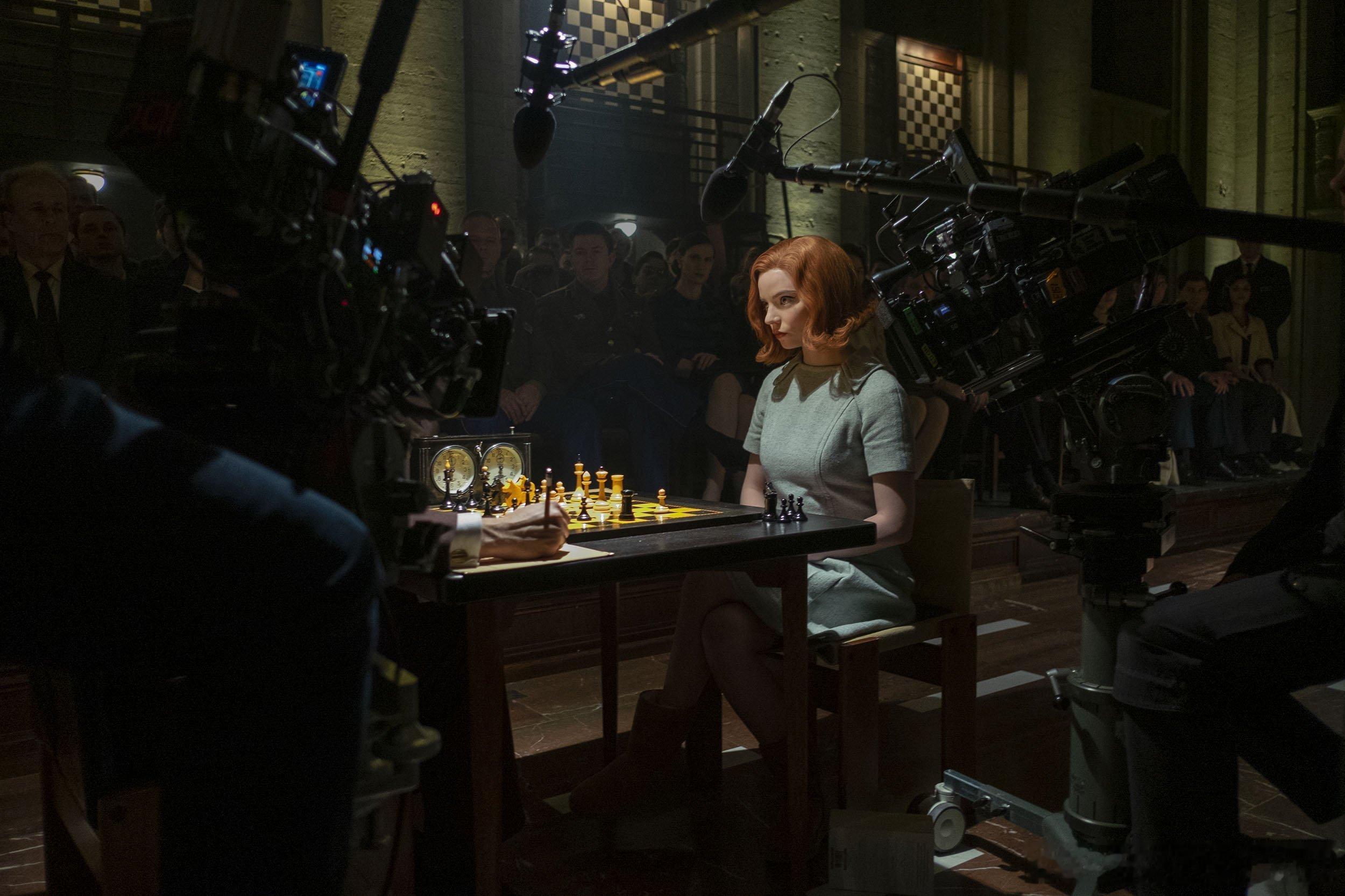 一组安雅·泰勒-乔伊在《后翼弃兵》的片场照 