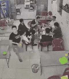 见过下流的人
没见过这么下流不要脸的人
应该算不上吧
注意看
这男人应该喝了点酒