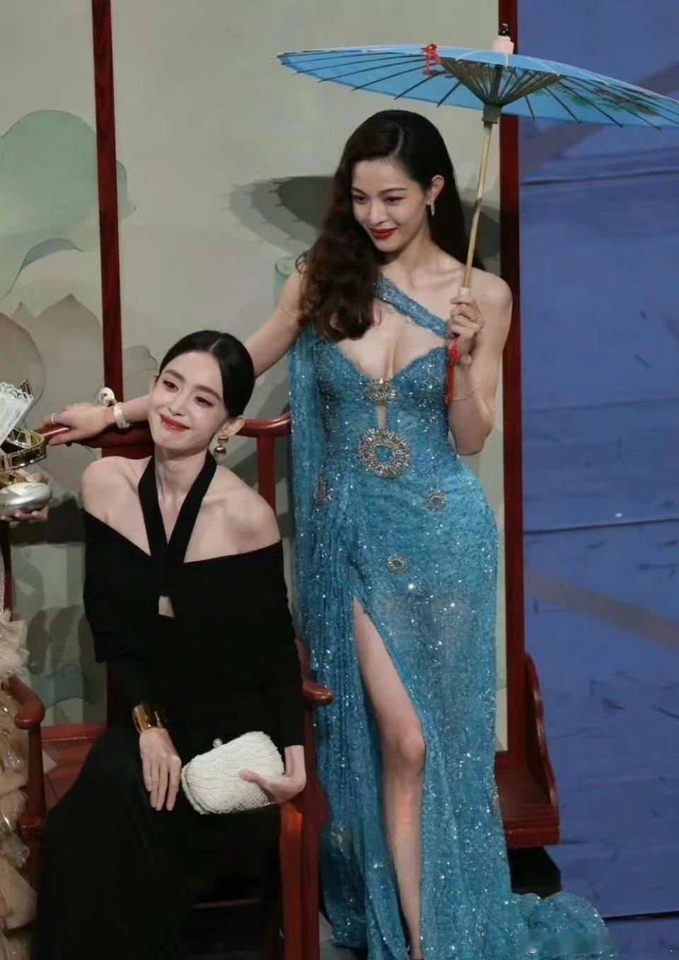 娜扎真的是实力貌美了吧，很少见到跟钟楚曦合照还能不输的 ​​​