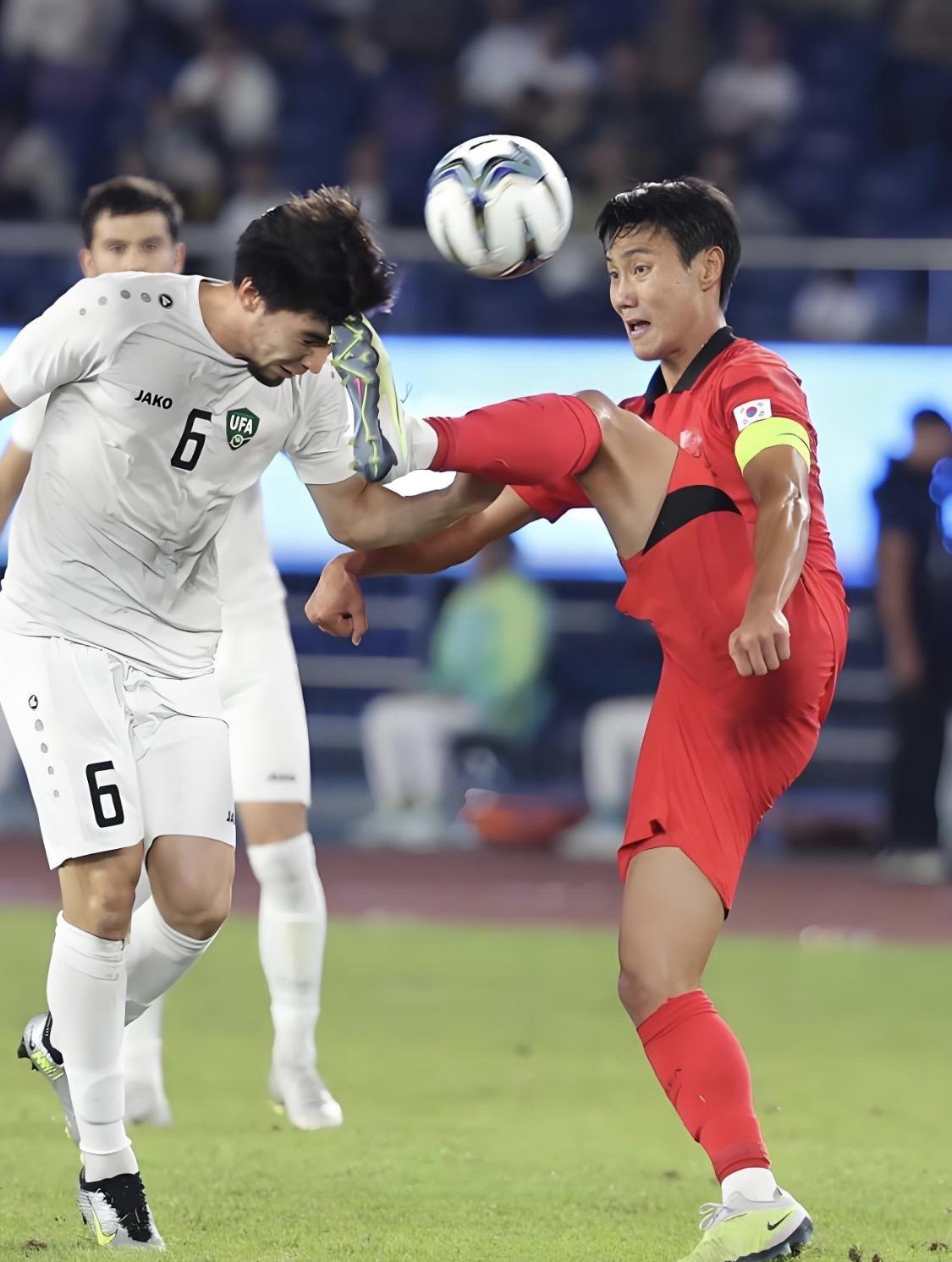 反观FIFA排名60位的平民球队南非队因为没有压力，凭借防守和定位球优势创造了世