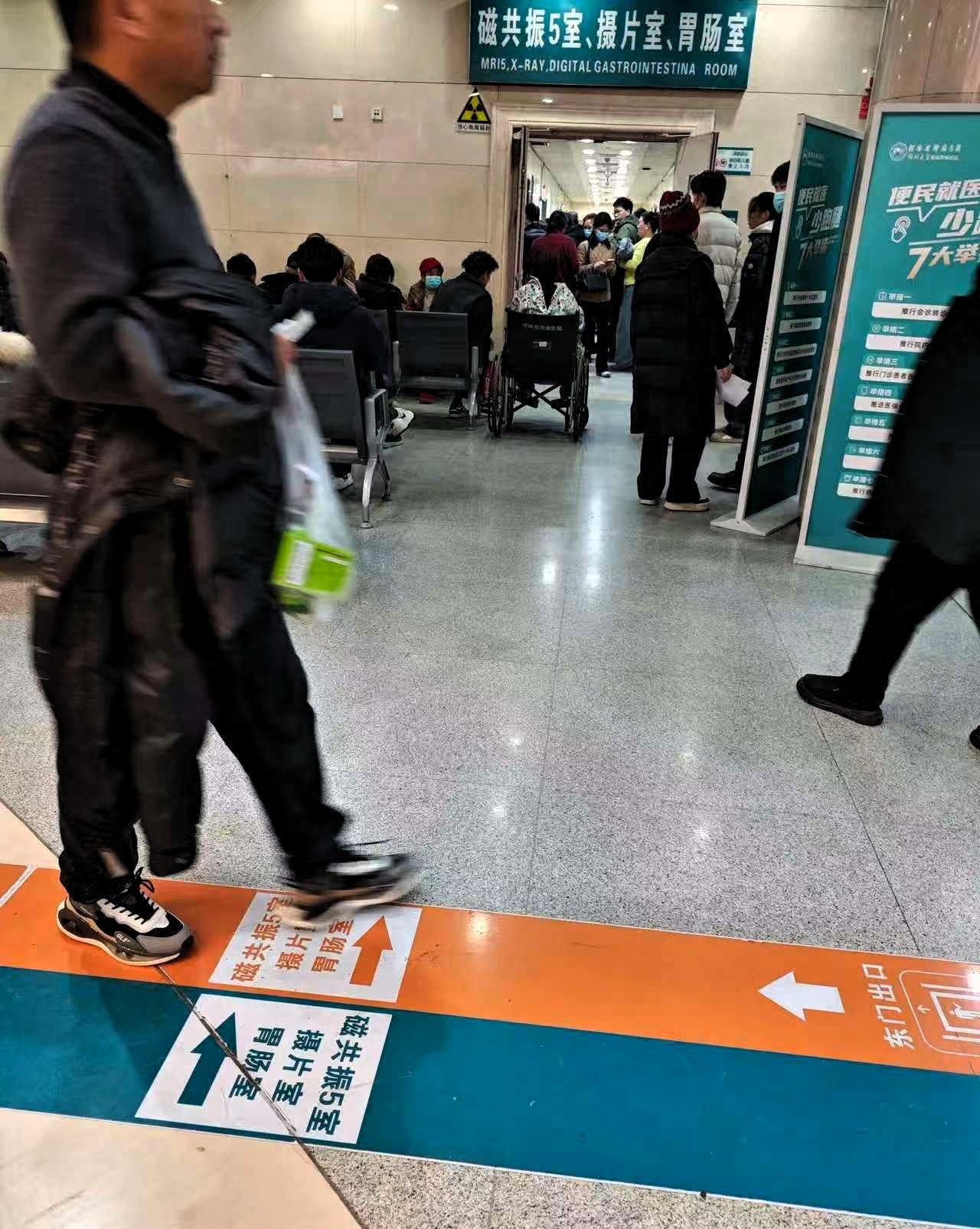 一中年女子在医院里嚎啕大哭，
原来是因为她老公回家给父亲上坟后突然心梗去世了！