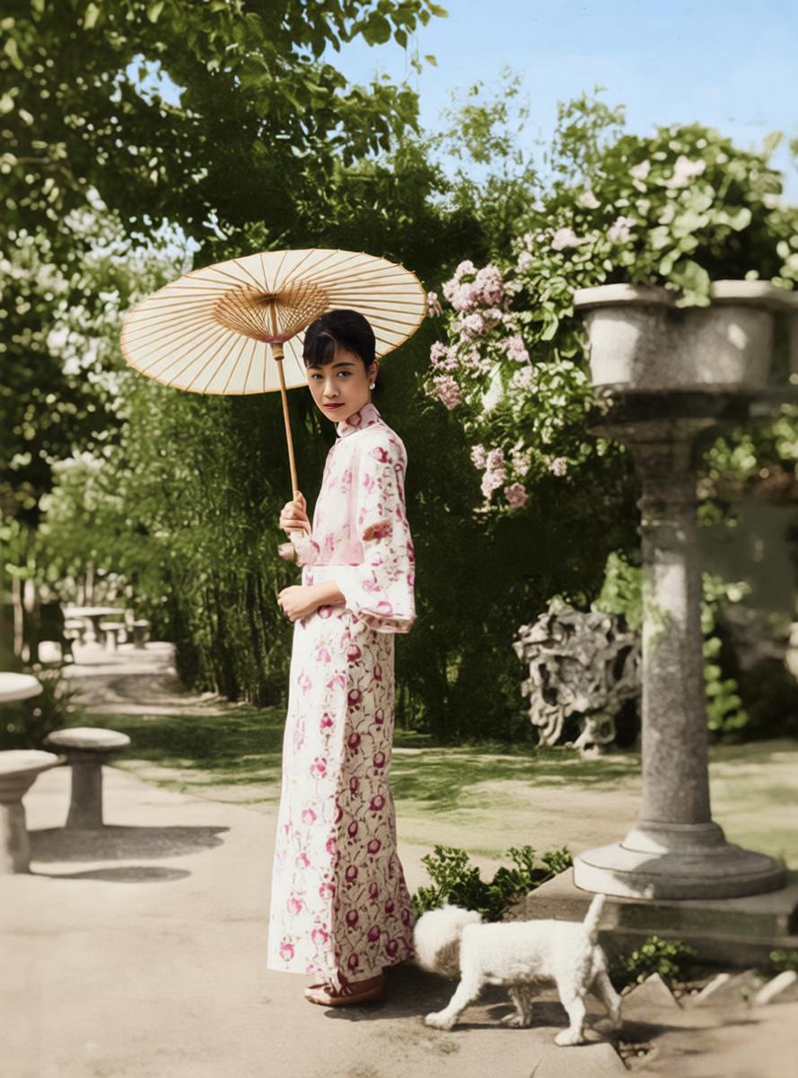 这张老照片的主角是末代皇后婉容，定格了她在宫苑里的休闲瞬间，她身着带细碎花纹的长