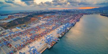 自作自受！美陷三战泥潭，中国出口狂涨21.8%，乱世造奇迹。美国深陷俄乌、中东、