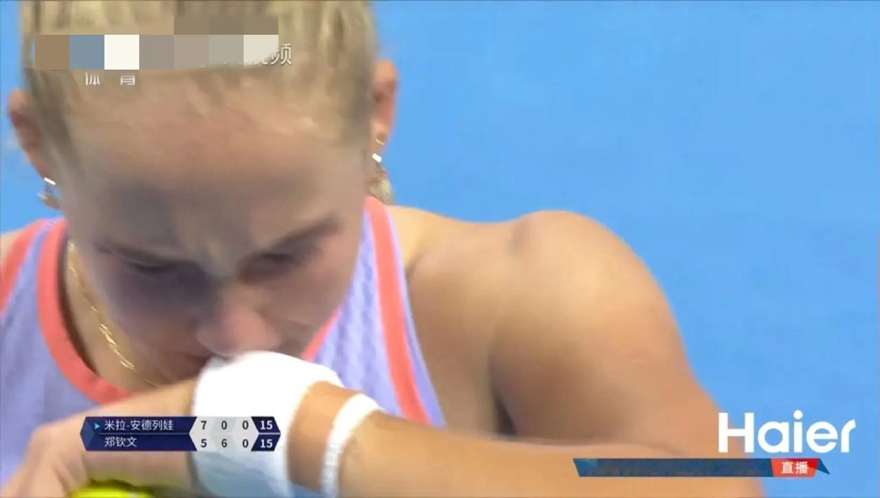 17岁的安德烈耶娃还是个孩子，脆弱得输了流泪！
经历奥运洗礼的郑钦文，强大到把逆