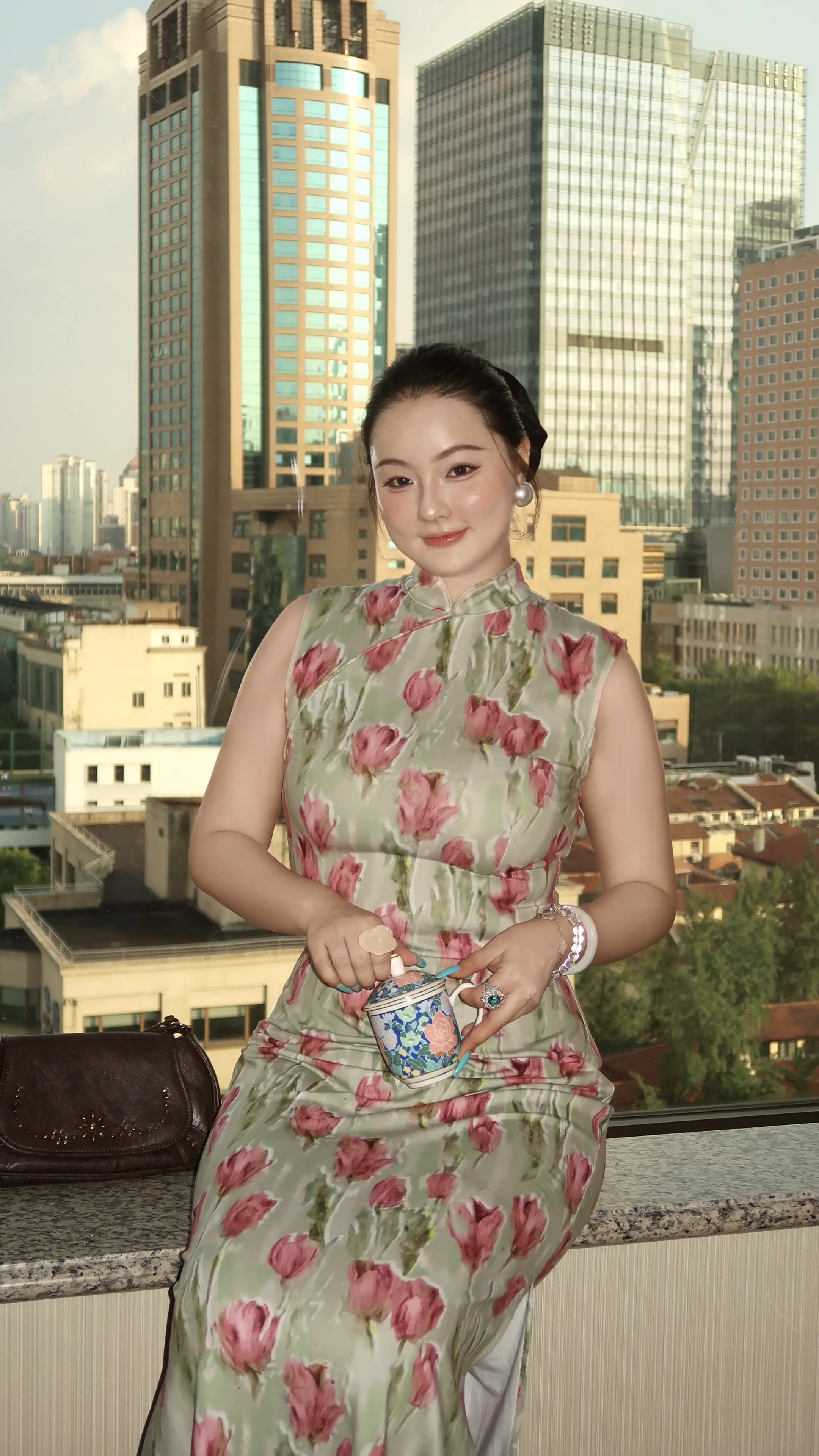 旗袍裹身  三分妩媚